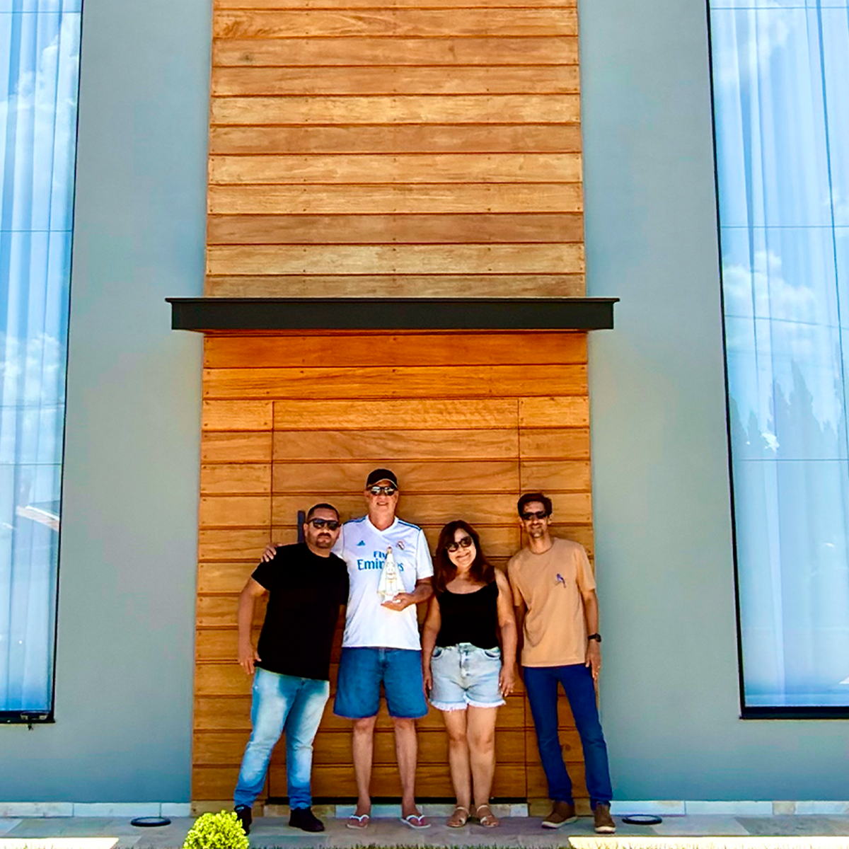 Equipe da MW Construções & Materiais em frente a uma obra entregue